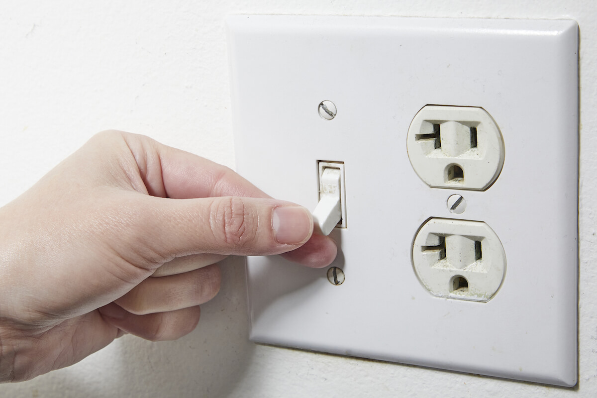 electrical-outlet-not-working_half